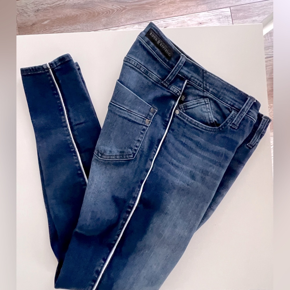 Rock & Republic Kashmiere Mid Rise Legging Jeans with side stripe. Size 6